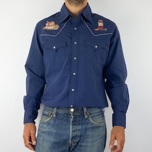 Camisa vintage Kennington Western dos anos 70 | Bordado de cowboy azul | Botões de pressão de pérola | Visual de rodeio rockabilly | Tamanho M