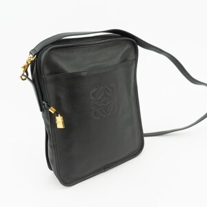 Loewe / Bolso de piel vintage / Años 80 / Bolso rectangular / Piel negra / Bolso bandolera con cremallera / Cartera pequeña / Fabricado en Francia
