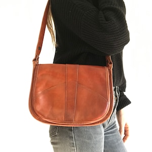 Bolso de piel vintage / Años 70 / Bolso retro / Cuero marrón claro / Bolso bandolera / Bolso clásico de los años 70 / Fabricado en Francia / Tamaño mediano