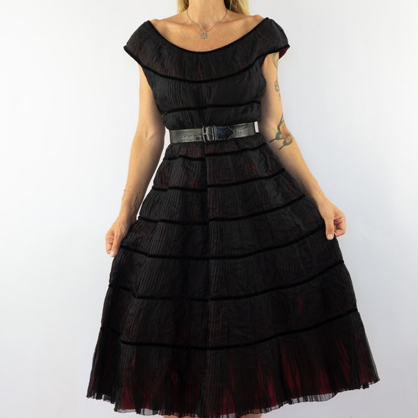 Robe de Soirée Vintage | 1950s | Robe Plissée Noir/Rouge | Haute-Couture | Manches Courtes | Robe Cocktail | Made in France | Taille M