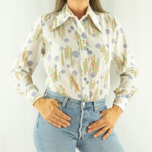 Vintage Fitted Shirt 1960s | Multicolor Stylized Flowers & Blue Polka Dots | Pointed 70s Collar | Mod Psychedelic Style | Size M