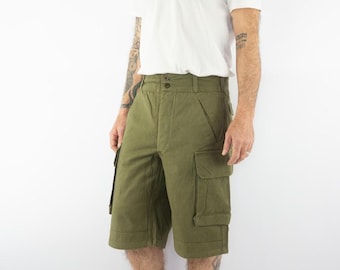 Peut inclure: Shorts cargo vert olive avec plusieurs poches et une fermeture boutonnée. Le short est fait d'un tissu durable et a une coupe décontractée. Un style classique pour un usage décontracté.