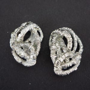 Orecchini a clip vintage Christian Lacroix anni &#39;80 / Clip a forma astratta / Metallo placcato argento / Bigiotteria di alta moda / Prodotto in Francia