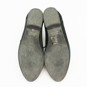 Op de afbeelding: Zwarte su&egrave;de veterschoenen met een spitse neus. De zolen zijn zwart en hebben de merknaam "Miu Miu" erop gedrukt. De maat is 38.