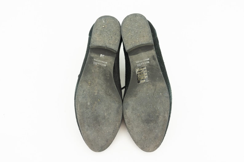 Op de afbeelding: Zwarte su&egrave;de veterschoenen met een spitse neus. De zolen zijn zwart en hebben de merknaam "Miu Miu" erop gedrukt. De maat is 38.