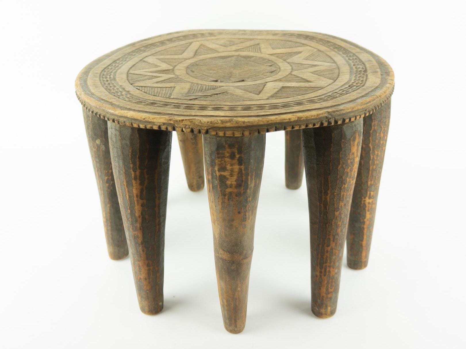 アンティーク ヌペ スツール 1950年代 | 伝統的なアフリカの彫刻が施
