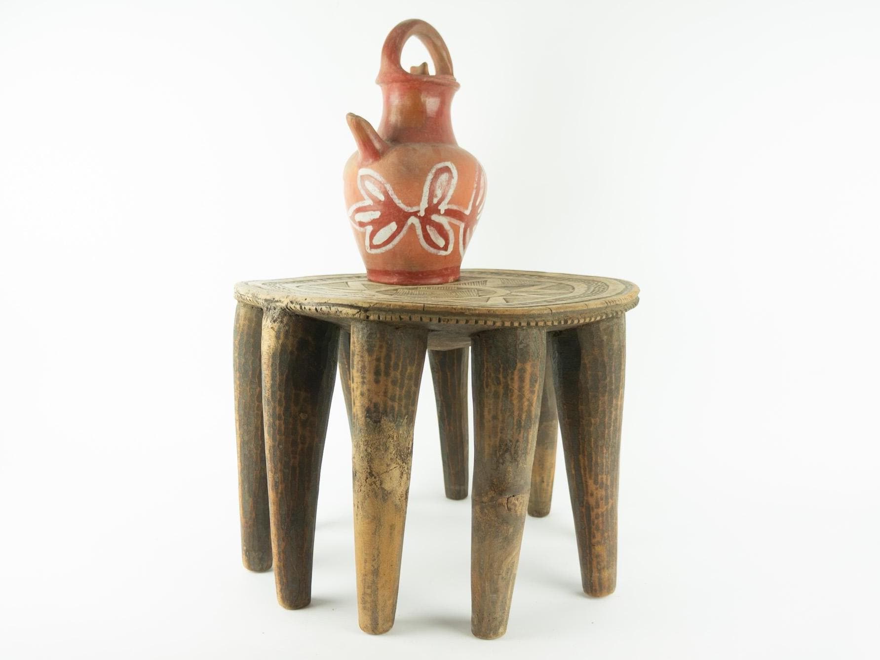 アンティーク ヌペ スツール 1950年代 | 伝統的なアフリカの彫刻が施