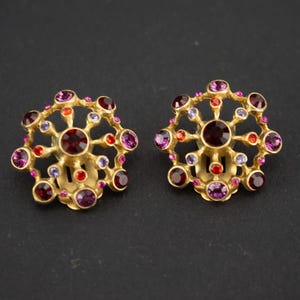 Agatha Paris Vintage Ohrclips 1980er Jahre | Rund Gold Metall rosa rot Strass | schicker floraler Modeschmuck | Hergestellt in Frankreich