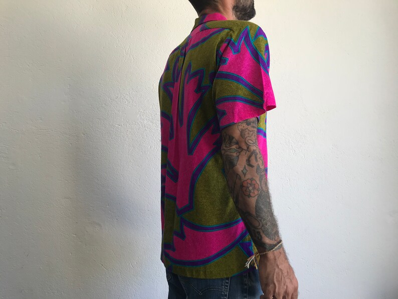 Abstract print Alfred Shaheen Bright colors Brass buttons 1960s Hawaiian Shirt Aloha shirt Size M Vintage