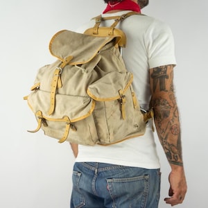 Lafuma Vintage Rucksack 1960s | Wanderrucksack aus beigem Canvas mit Patina | Retro Bergsteigertasche | Metallrahmen | Hergestellt in Frankreich