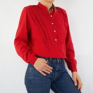 Cacharel | Chemise Vintage | 1980s | Chemisier Rouge à Pois Blancs | Blouse Plissée Col Mao | Mélange de Cotton | Manches Longues | Taille M