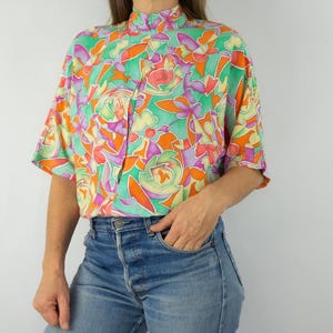 Vintage 1980er Jahre Bluse kurzarm | Bunt bedrucktes Hemd mit hohem Kragen und hinteren Knöpfen | Kurze Ärmel | Gewagter Retro Look | Grösse M