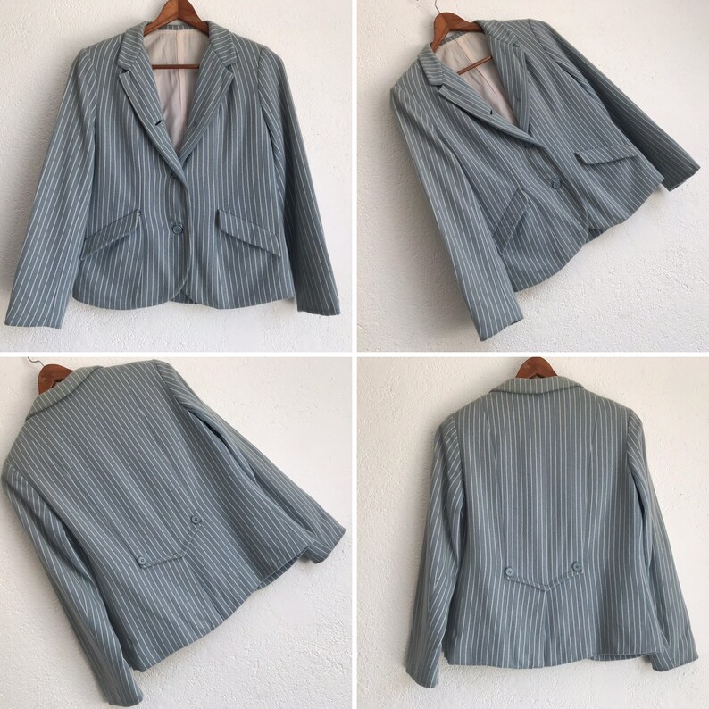 Puede incluir: Una chaqueta azul claro con rayas blancas. La chaqueta tiene un cierre de bot&oacute;n &uacute;nico y dos bolsillos. La chaqueta se muestra desde diferentes &aacute;ngulos.