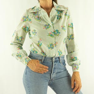 Vintage Fitted Shirt 1960s | Multicolor Floral Print on Gingham Background | 70s Pointed Collar | Romantic Mod Style | Made in France | M/L