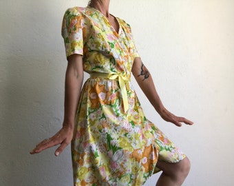 Vestido vintage floral de los años 80 / Vestido cruzado de algodón de colores vivos / Manga corta, verano / Francia / Talla S/M