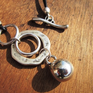 Lange zilveren statement ketting voor dames, handgemaakte sieraden afbeelding 9