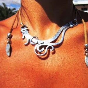 Collana avvolgente Boho, gioielli boho hippy, collane boho, pelle e argento, design originale, gioielli fatti a mano