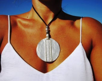 Statement-Halskette mit silbernem Perlenanhänger, Boho-Schmuck, Designs von Kekugi