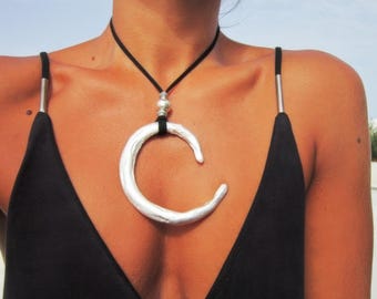 Collar grueso con colgante de cuentas plateadas, joyería bohemia hecha a mano, joyería bohemia, diseños de Kekugi.