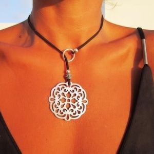 Mandala Boho Chic Silber Anhänger Halskette, Boho Boho Chic Lederschmuck, handgemachter Lederschmuck Designs von kekugi
