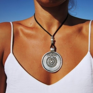Lange Silber und Leder Halskette, lässige einfache Boho Chic Schmuck, auf Bestellung gemacht, Designs von kekugi