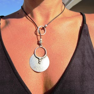 Statement Boho Chic Silber Anhänger Halskette, Boho Boho Chic Schmuck, handgefertigte Lederschmuck-Designs von kekugi, Geschenkideen für Sie