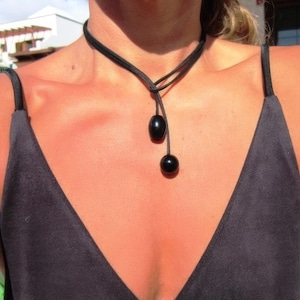 Collar de lazo negro de Diane Keaton, obsidiana Somethings Gotta Give