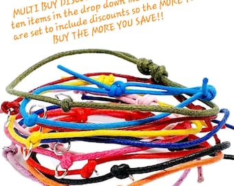 Può includere: Un mucchio di braccialetti colorati in corda con chiusure argentate. I braccialetti sono impilati, con il braccialetto verde in cima. Il testo "MULTI BUY DISCOUNTS! Choose from one to ten items in the drop down menu. The prices are set to include discounts so the MORE YOU BUY THE MORE YOU SAVE!!" è visibile sullo sfondo.