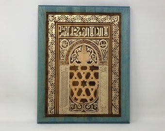The Arabesque® 11 "x 14" Holzwandkunst: Himmelblaue und goldene Holzplakette mit graviertem Fensterdesign-Motiv der Fatmid Al-Aqmar-Moschee