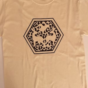 Colección Invoke - Camiseta beige (natural) serigrafiada con diseño arabesco fatimí del siglo XI