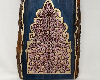 O Arabesco Feito à Mão e Feito à Mão Medieval Arabesco Marroquino e Andaluz Pendurado na Parede Apresentando uma Janela Antiga do Velho Mundo Queimada de Madeira