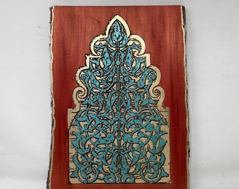Arabesco feito à mão e artesanal, arabesco medieval marroquino e andaluz, pendurado na parede com uma janela antiga do velho mundo queimada em madeira