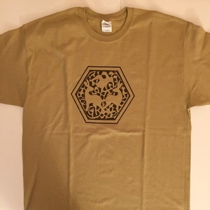 Colección Invoke - Camiseta color arena serigrafiada con diseño arabesco fatimí del siglo XI