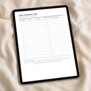 Pode incluir: Um tablet digital exibindo um modelo de registro de empréstimos com o título THE LENDING LOG. O formulário inclui colunas para número do livro, título, mutuário, data de saída, status de devolução e notas de condição do item emprestado.