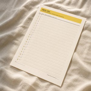 Peut inclure: Une feuille de papier couleur crème intitulée "chapter notes" avec un en-tête jaune. Elle présente une liste numérotée de 1 à 20, chacune avec un "P." et une ligne vide pour les notes. Le bas inclut une ligne pour "chapter where it hooked me."