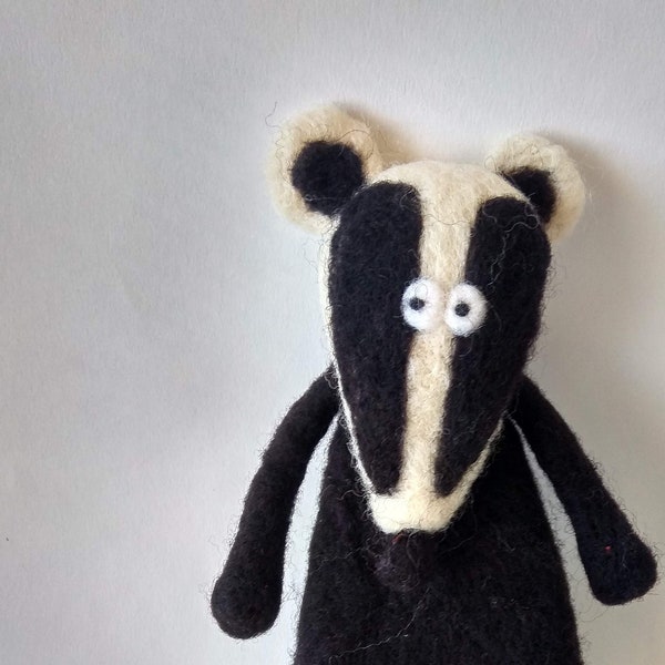 Felt badger, felt animals, felt wild animal, badger toy, felt toy, black badger, wild animal toy, boy toy, needle felt toy, wool lizard