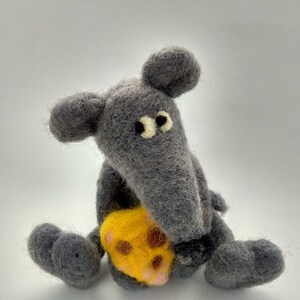 Felt mouse, felted animal, grey felt toy, grey felt mouse, felt mouse with cheese, boy toy, felt gift toy, woodland felt toy, cute felt mice