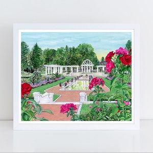 Può includere: Un dipinto ad acquerello di un giardino con un pergolato bianco e uno specchio d'acqua. Il giardino è pieno di vegetazione lussureggiante e rose rosa vibranti.
