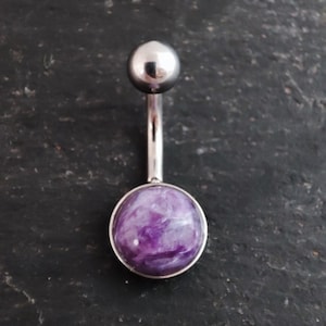 8mm purple charoite cabochon set in a polished 316l steel belly bar on a slate background
