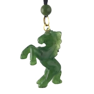 Jade paardenhanger, 1 1/8" gesneden uit Canadese jade