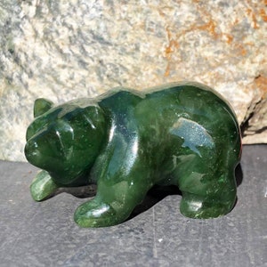 カナダ産ネフライト翡翠 クマ彫刻 ロードナイト魚 ホワイトストーン台座 カナダ産翡翠のクマと魚 - 複数サイズ - 翡翠彫刻 - 翡翠の置物 - 天然