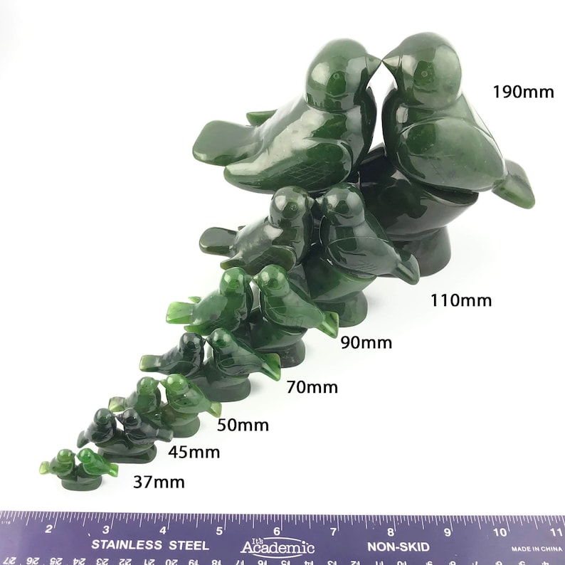 Puede incluir: Un conjunto de 10 esculturas de p&aacute;jaros de jade verde, que van desde los 37 mm hasta los 190 mm. Los p&aacute;jaros est&aacute;n dispuestos en una formaci&oacute;n en cascada, con el p&aacute;jaro m&aacute;s grande en la parte superior y el p&aacute;jaro m&aacute;s peque&ntilde;o en la parte inferior.