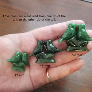 Puede incluir: Tres parejas de p&aacute;jaros del amor de jade verde tallados en jade. Los p&aacute;jaros del amor son de diferentes tama&ntilde;os, midiendo 37 mm, 45 mm y 50 mm. Los p&aacute;jaros del amor se miden de una punta de la cola a la otra.