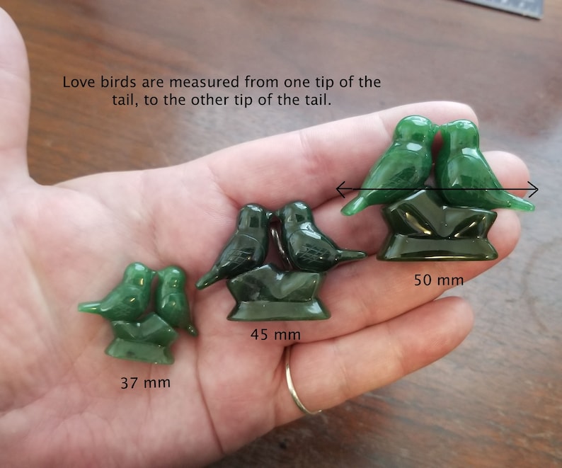 Puede incluir: Tres parejas de p&aacute;jaros del amor de jade verde tallados en jade. Los p&aacute;jaros del amor son de diferentes tama&ntilde;os, midiendo 37 mm, 45 mm y 50 mm. Los p&aacute;jaros del amor se miden de una punta de la cola a la otra.