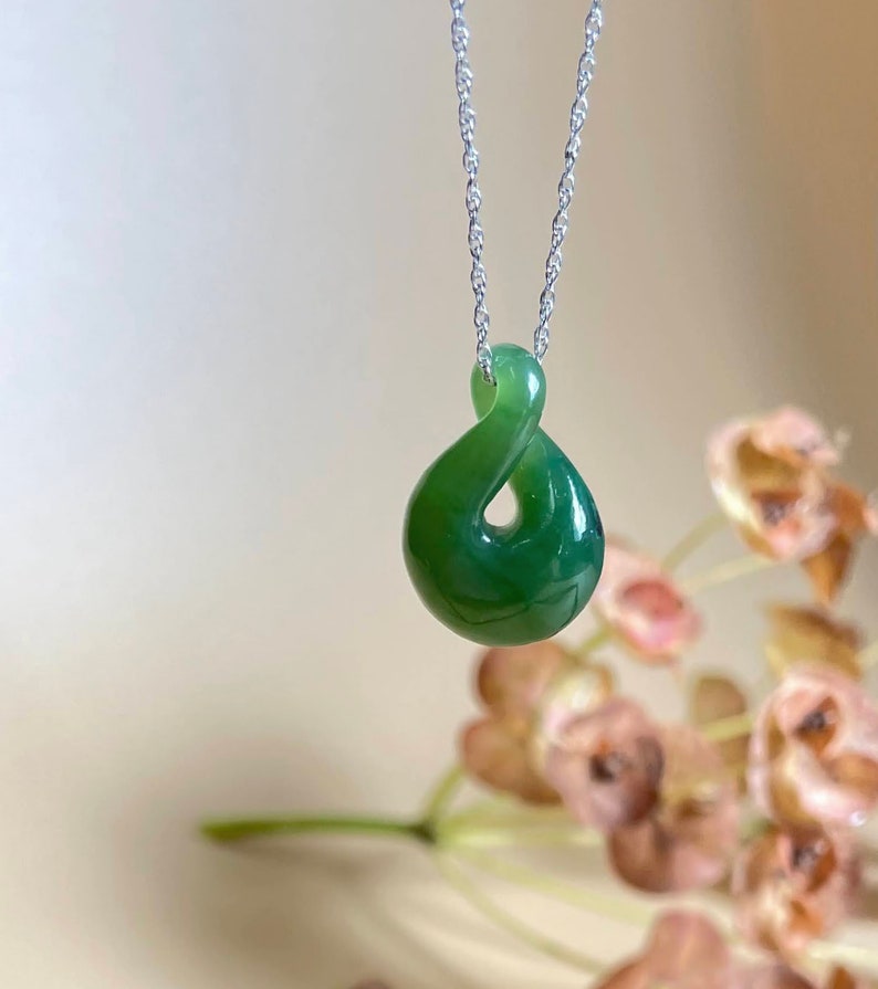 Pendentif torsadé Infinity en jade, 0,75 po. Jade de cassis canadien image 1
