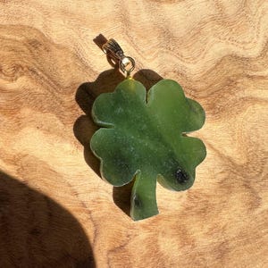 Pingente de trevo de 4 folhas de jade canadense verde vintage - como está - vendido individualmente