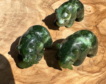 カナダ産翡翠のクマと魚 - 複数サイズ - 翡翠彫刻 - 翡翠の置物 - 天然