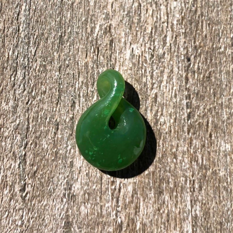 Pendentif torsadé Infinity en jade, 0,75 po. Jade de cassis canadien image 4