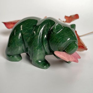Scultura in giada nefrite canadese, orso con pesce in rodonite (disponibile in più misure)