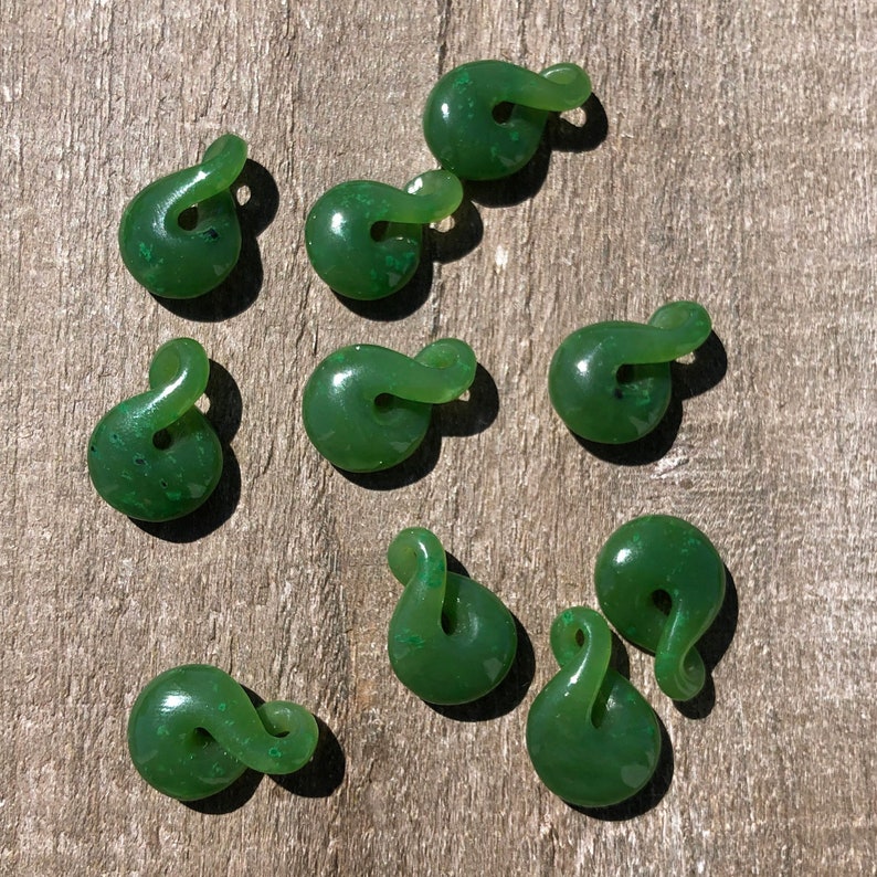 Pendentif torsadé Infinity en jade, 0,75 po. Jade de cassis canadien image 3